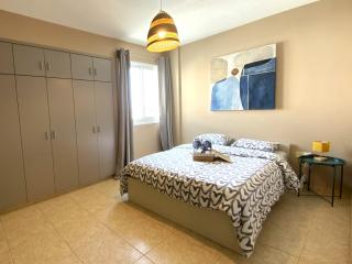 2Br Apt - 5mins walk to the Beach with Internet access - 7