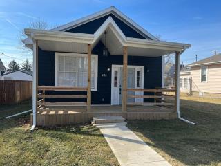B St Bungalow - Gas City - 8
