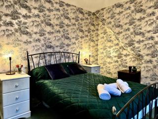 Charming Large Edwardian 7 Bed House London - Elstree - 4
