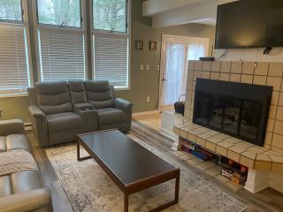 Beautiful Lake Harmony Townhouse at Big Boulder Lake and Ski Area - Lake Harmony - 4