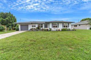 Palm Tree Oasis-3 Bedroom with Private Pool, Dog Friendly - 4