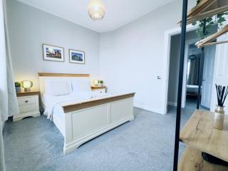 Top Floor Apartment with Castle Views - 6