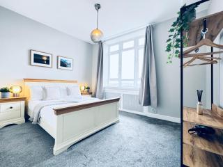 Top Floor Apartment with Castle Views - 5