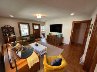 Vintage Charm on Elson Ave - 9