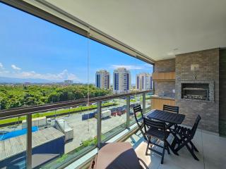 Apartamento com varanda a 200m da Praia da Enseada - Bertioga - 0
