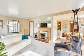 Walk to Centennial Park Apartment with Garage! - Salem - 5