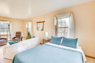 Walk to Centennial Park Apartment with Garage! - Salem - 4