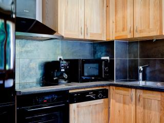 Chalet rénové, 3 chambres, à 5 min des remontées, poêle à bois, parking, animaux acceptés - FR-1-514-25 - 3