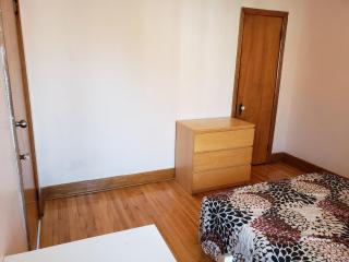 Bright room near Metro Monk station with Self Check-in - 9