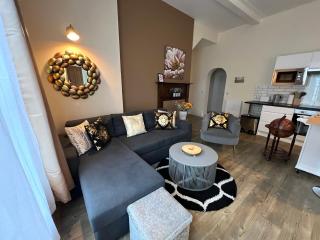 Steps Away to Abbey Glastonbury, Ground Floor 1 BD Apt, Sleeps 3 - 4