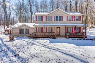 Deck, Fire Pit and Grill Spacious Pocono Lake Gem - Pocono Lake - 0