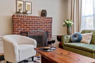 Refined and Roomy 1BD House with Laundry - 4