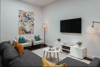 Stylish and bright 2bdr near St-Hubert Plaza - Montreal - 0