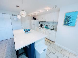 LaLa`s Beachside Getaway! 5 BR, Hammocks, Beach! - New Smyrna Beach - 9