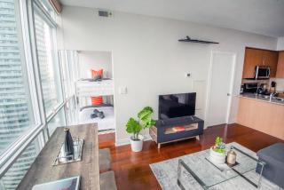 3BR Urban Gem with Scenic Balcony Views - Toronto - 9