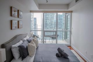 3BR Urban Gem with Scenic Balcony Views - 4