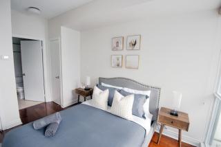 3BR Urban Gem with Scenic Balcony Views - 3