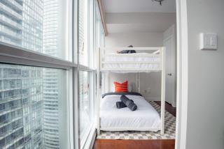 3BR Urban Gem with Scenic Balcony Views - Toronto - 2