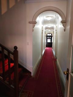 Large king room with kitchenette & Julie balcony in Perth City with free parking - 1