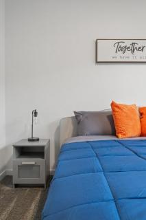 Luxury 3 Bedrooms Spacious Townhome, 2 Car Garage, Sleeps 8, Heater & AC, King Bed, Easy Ski Access, Next to WinSport, 10km from Calgary Downtown, Near Banff - 3