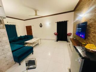 F-10 Stylish fully furnished studio apartment family environment daily weekly basis - Islamabad - 7