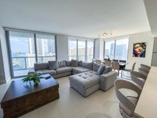 Luxury 3 bedroom condo with pool - Hallandale Beach - 0