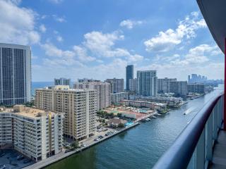 Luxury 3 bedroom condo with pool - Hallandale Beach - 1