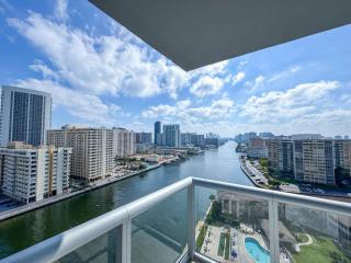 Luxury 3 bedroom condo with pool - Hallandale Beach - 2