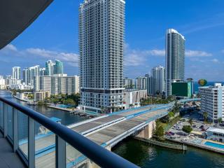 Luxury 3 bedroom condo with pool - Hallandale Beach - 4