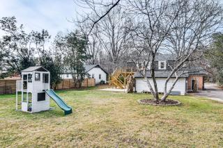 6 Mi to Spectrum Center Spacious Getaway with Deck - Charlotte - 8