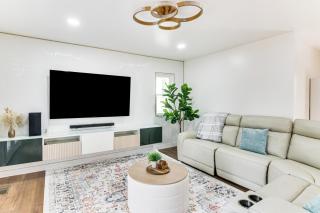 6 Mi to Spectrum Center Spacious Getaway with Deck - Charlotte - 7