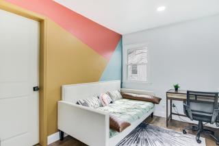 6 Mi to Spectrum Center Spacious Getaway with Deck - Charlotte - 2
