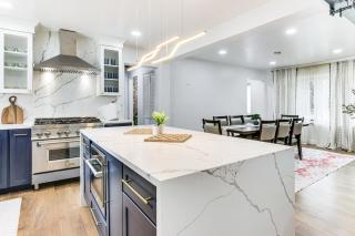 6 Mi to Spectrum Center Spacious Getaway with Deck - Charlotte - 3
