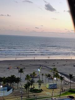 BRISA DO MAR,Com ar condicionado wi-fi NET FLIX, GLOBO PLAY A 50 metros da Praia do Ocian 1 Dormitório hospeda até 6 pessoas Não Fornecemos ROUPAS DE CAMA E BANHO Com 1 vaga de Garagem - Praia Grande - 5
