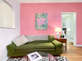 Marilyn's Pink Pony Bungalow - Sleeps 12! - Des Moines - 0