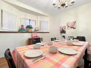 Marilyn's Pink Pony Bungalow - Sleeps 12! - Des Moines - 9