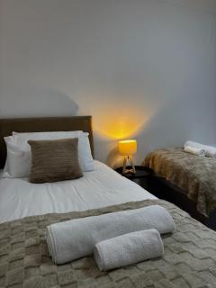 Spacious Moseley House, Ideal for Contractors, Groups, Sleep 10 - 1