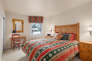 Shadow Mountain Unit 15, Spacious Ski-In, Ski-Out Townhouse with Great Views & Gas Fireplace - 1
