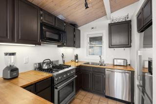 Shadow Mountain Unit 12, Spacious Ski-In, Ski-Out Townhouse with Great Views & Gas Fireplace - 6
