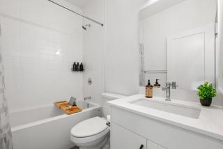 Spacious 3-story townhome with a 2-car garage, AC, king bed, and a great location near Banff - Calgary - 5