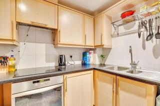 2BR w WiFi in Vibrant Streatham - 2