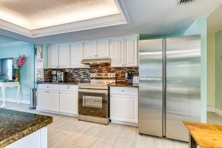 Waterfront Getaway with Pool and Dock - Walk to Beach! - Clearwater Beach - 2