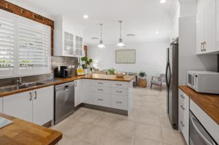 Scotts Retreat- Relax by the Pool - Scotts Head - 3