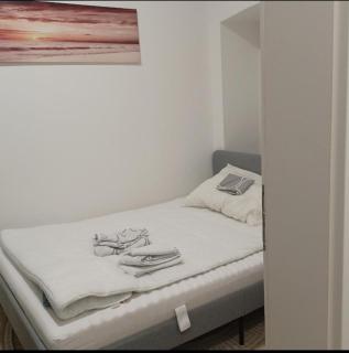 Gutbau com, Whole Apartment 4u, Self-Check-in, Top-Location, Underground & Shops under window, 3-5min Walking to Swimming & footbal Stadion, Wake-up in sunshine - 2