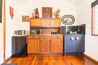 Mid-Century Cabin - 1 Bed, 1 Car, Golf Course, 15 min to CBD - 1