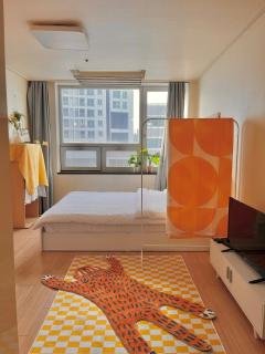 1 # Namyeong Station 2 minutes # Sookmyung Women's University Station 4 minutes # Parking available # Orange House - Seul - 8