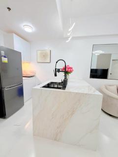 Le Luxe 102 by Ara li - Manila - 2