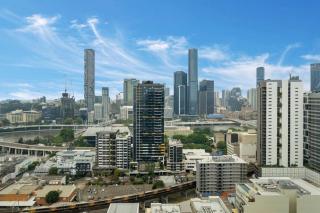 2BR, 1BA Apt with Balcony,Pool,Gym,Sauna & Parking M24 - Brisbane - 1