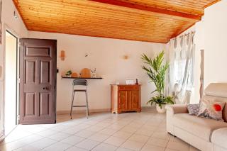 Free Parking - Quiet and Bright City Center Apartment - 7