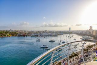 Seaview Luxury 3Br Apartment in Sliema - 9